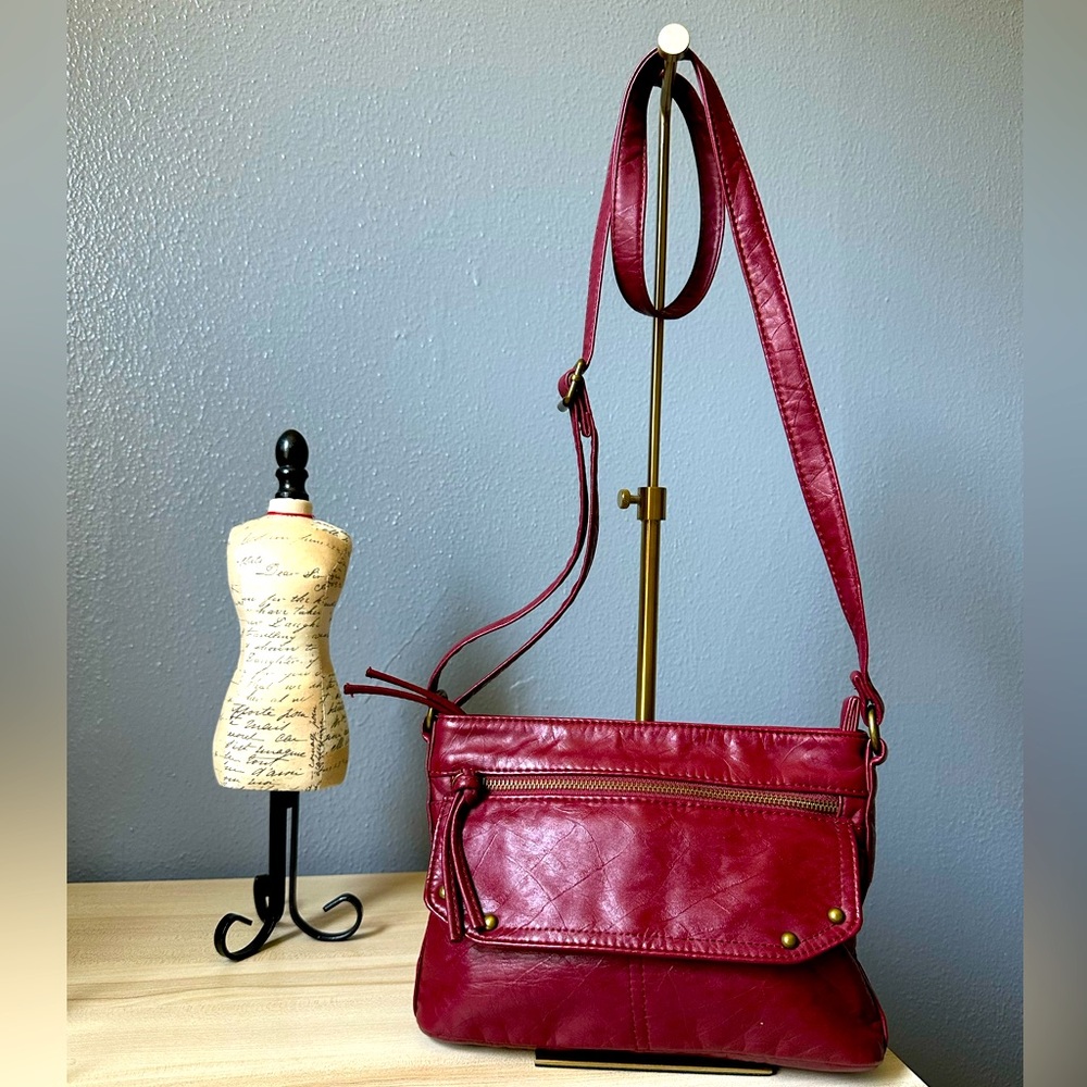 BUENO CROSSBODY MAROON BAG.